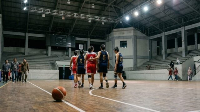 WNBA Finals Game 4 antara Valkyries dan Dream di lapangan basket